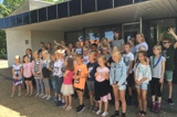 Alle elever på sommermusikskolen står samlet foran indgangen til musikskolen