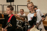Elever fra sommermusikskolen spiller guitar og trommer