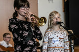 Elever fra sommermusikskolen spiller trompet og synger