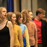 Elever på scenen ved forestillingen Fame