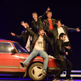 Elever på scenen ved forestillingen Grease