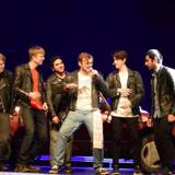 Elever på scenen ved forestillingen Grease