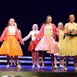 Elever på scenen ved forestillingen Grease