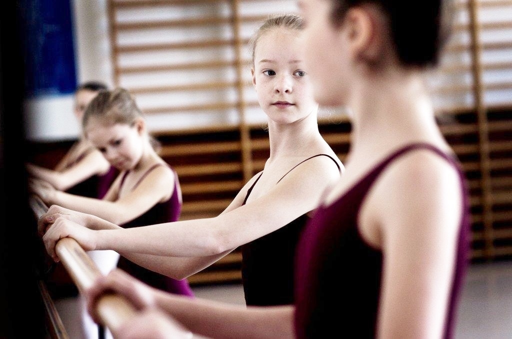 Balletelever ved balletbarre