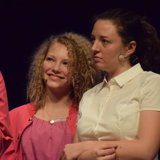 Elever på scenen ved forestillingen Grease
