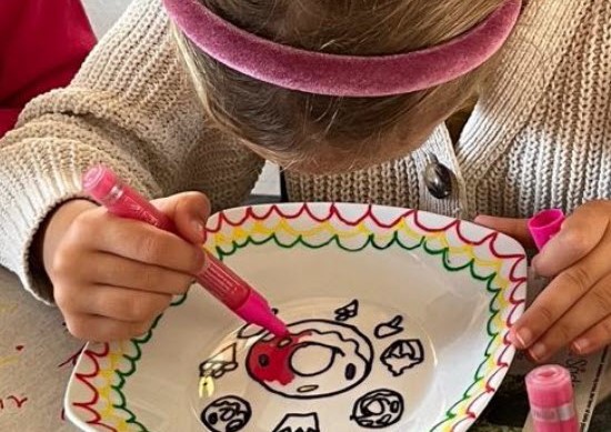 Elev på Billedskolen maler på porcelæn